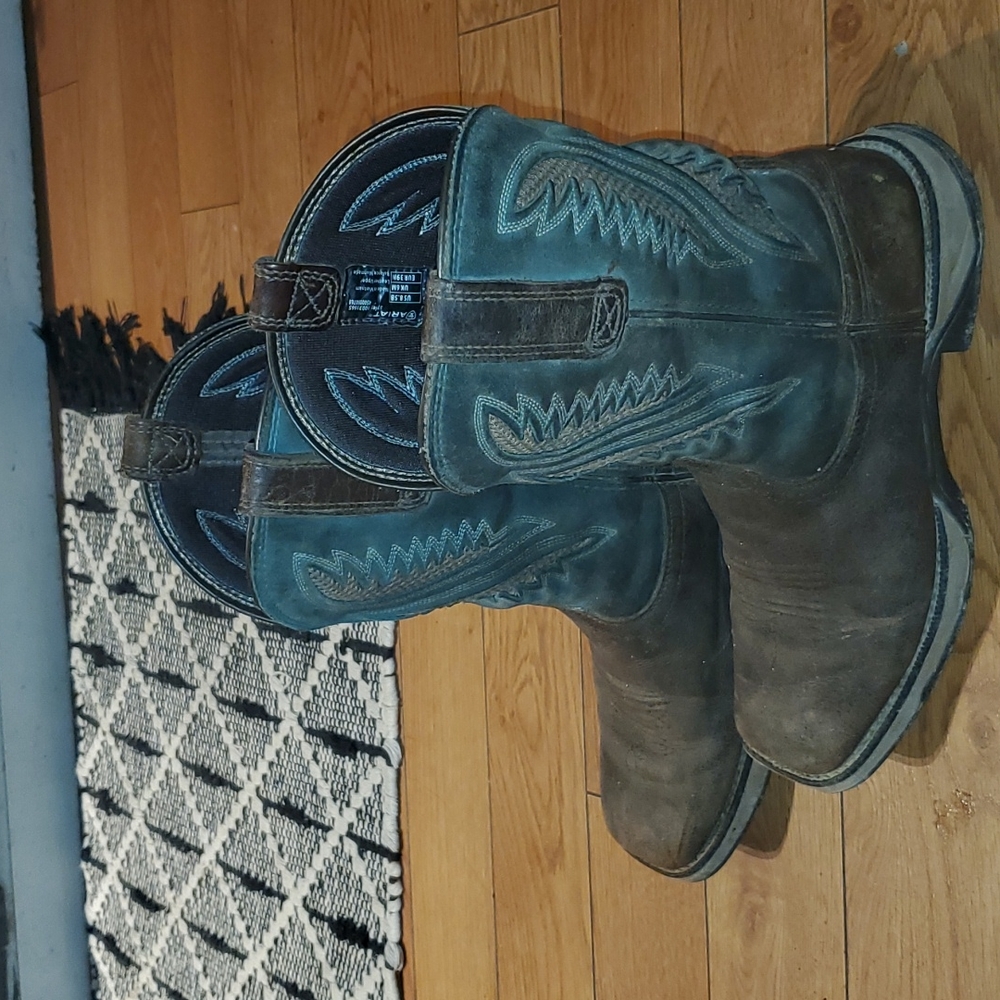 Mens or womens size 8.5 Airat Boots the bottoms are getting slick